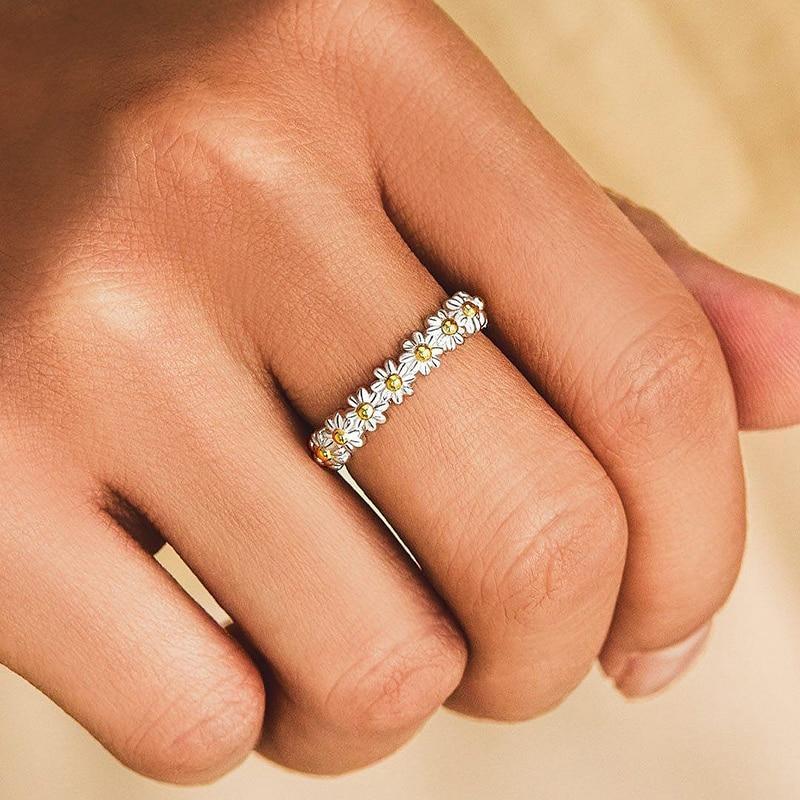 Róisín — The Daisy Meadow Ring